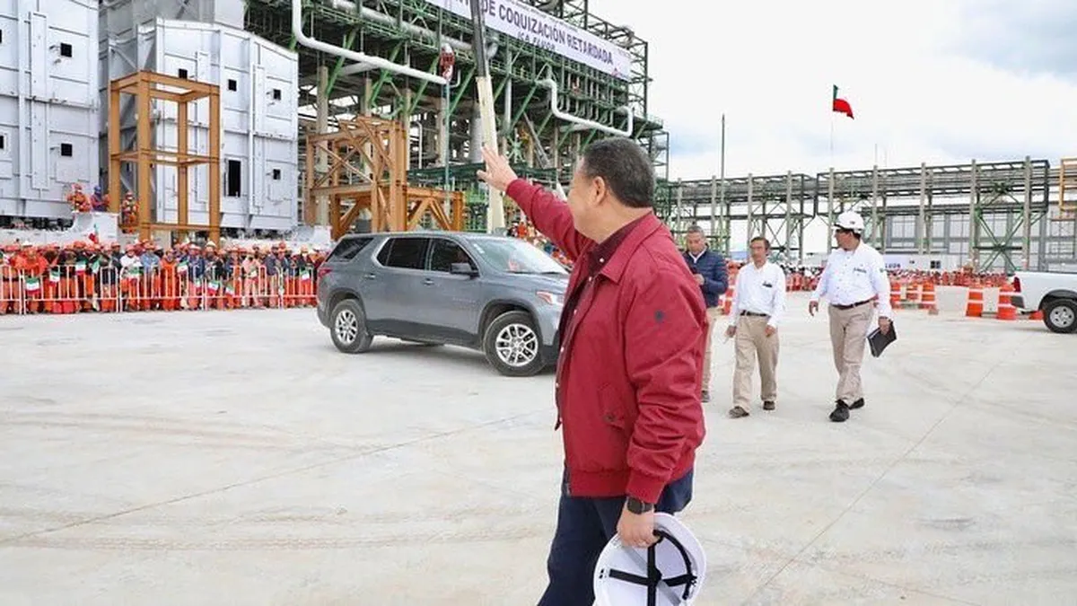 Julio Menchaca llega a la refinería de Tula