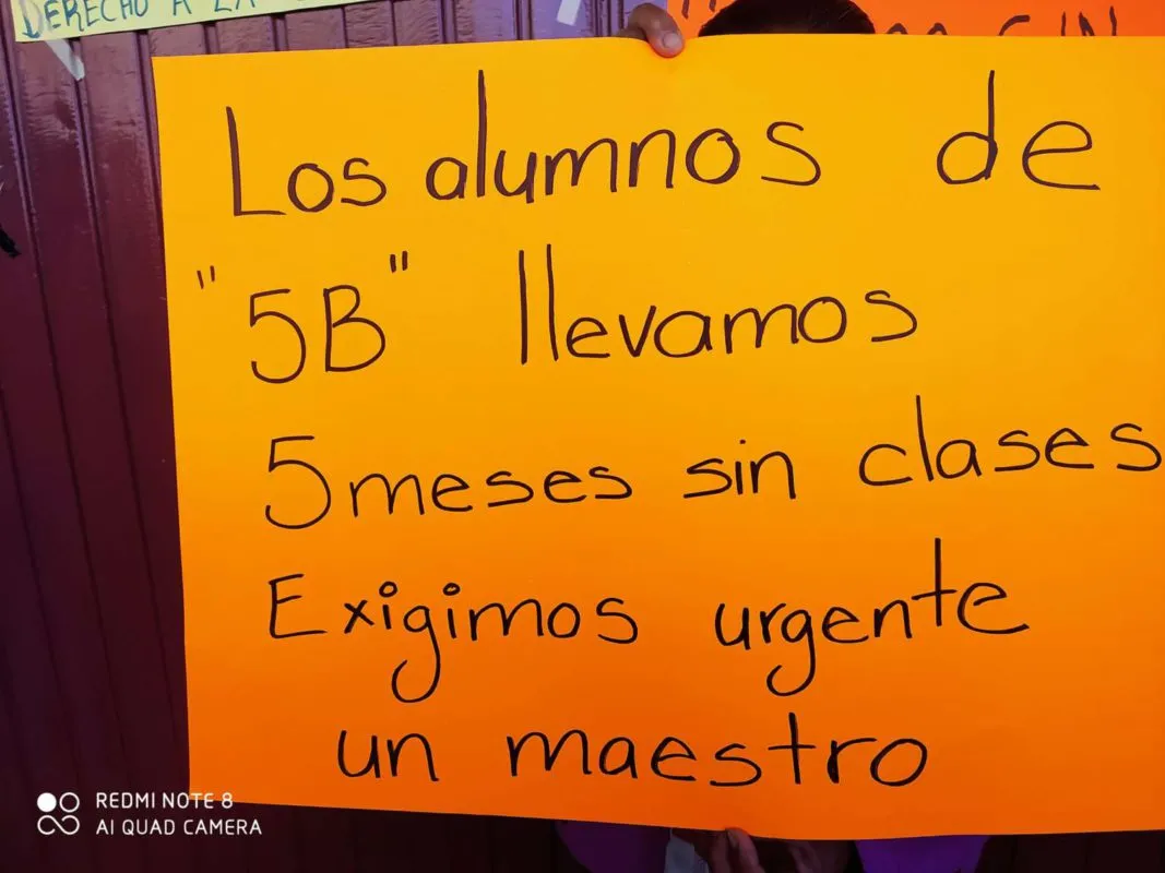 Padres de familia cierran primaria en colonia de Pachuca