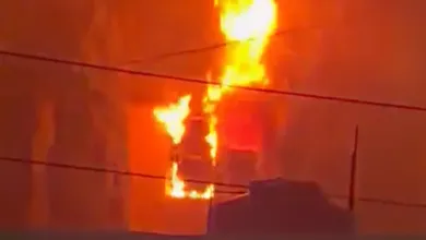 Bomberos atienden incendio en una vivienda de Santiago Tulantepec.