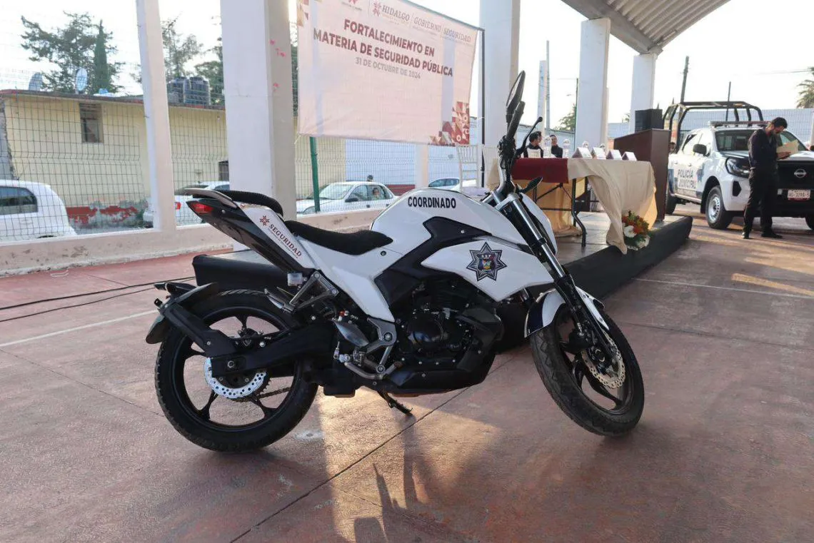 Cynthia Arellano alcaldesa de Zapotlán realiza entrega de unidades a la policía municipal