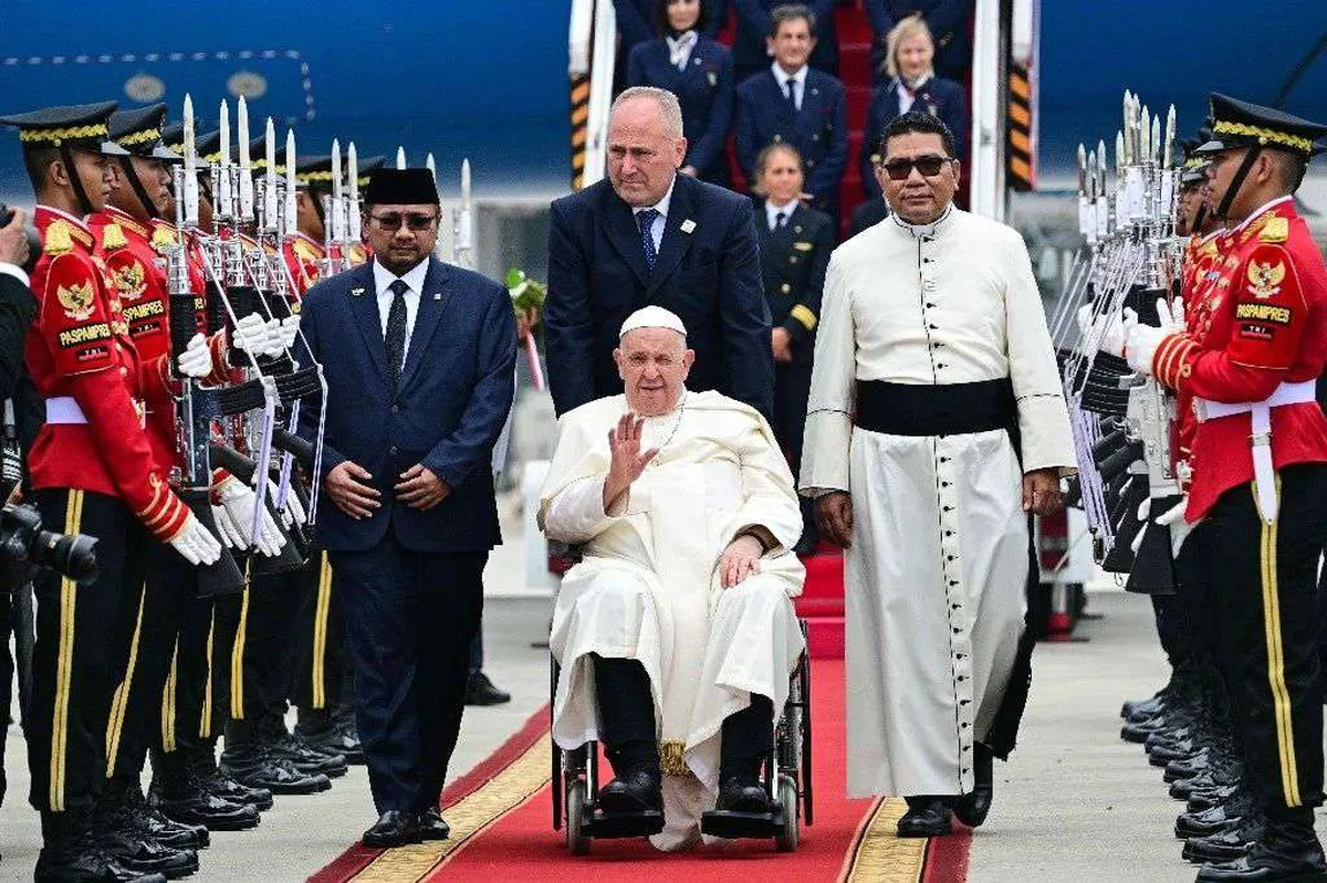 Papa Francisco llega a Indonesia para iniciar gira por Asia y Oceanía