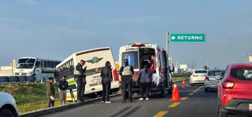Camión de pasajeros se salió del camino de la autopista México-Pachuca