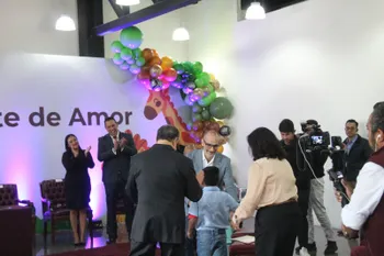 Autoridades llaman a cambiar la percepción sobre la adopción y abrir oportunidades para jóvenes que aún buscan un hogar.