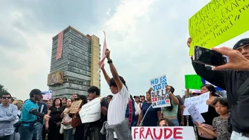 Manifestación de aspirantes de la UNAM rumbo a Rectoría para pedir exámenes presenciales y revisión del proceso de ingreso.
