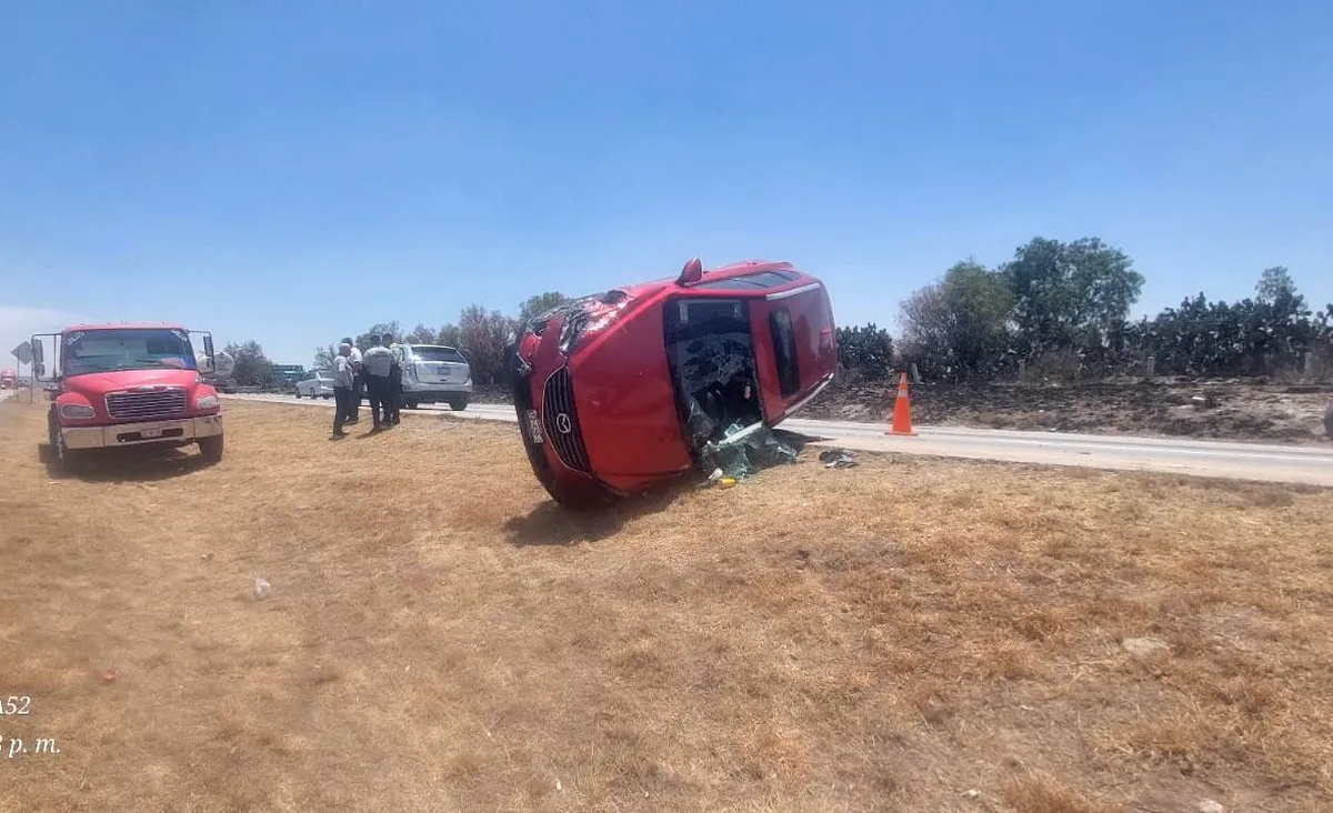 Vuelca camioneta en autopista Arco Norte