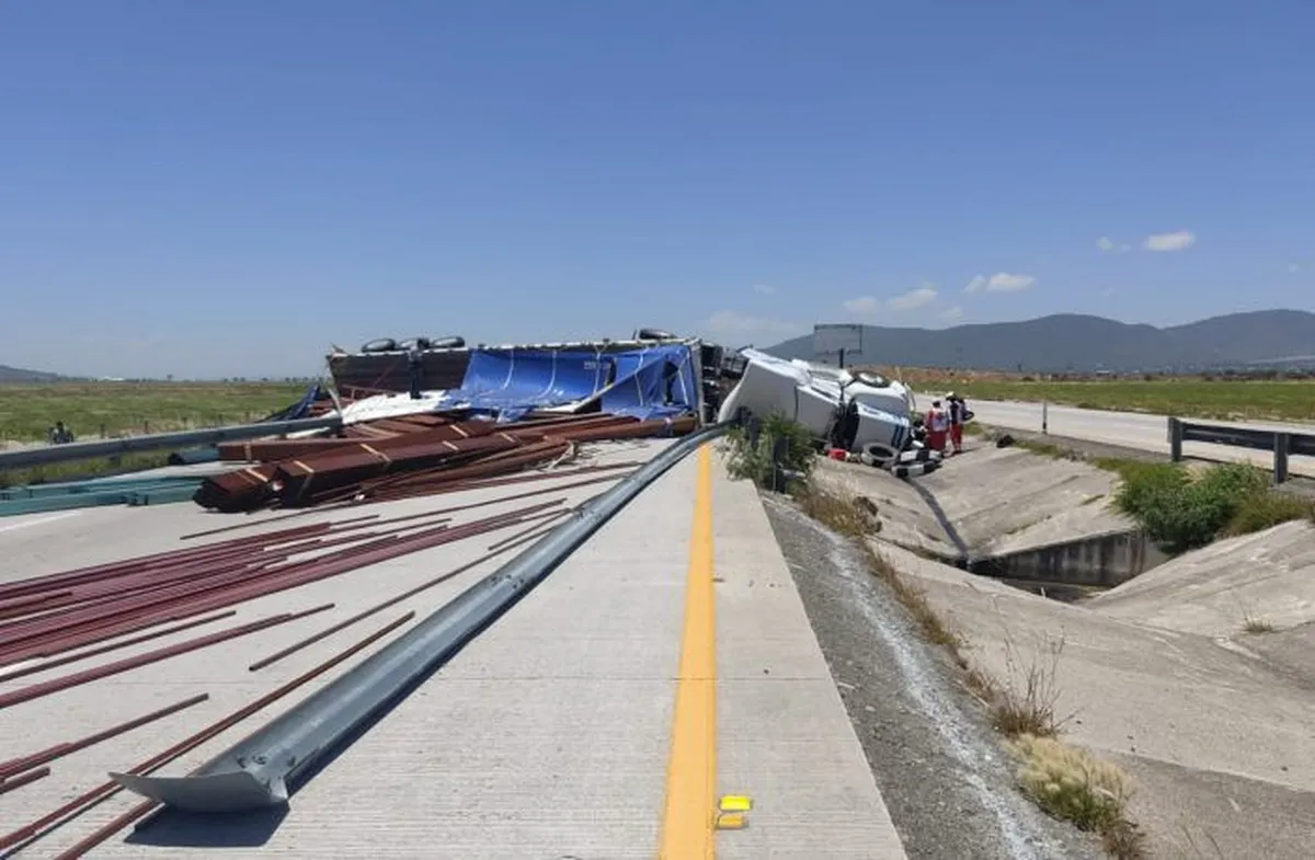 Vuelca tráiler cargado en Arco Norte y bloquea circulación