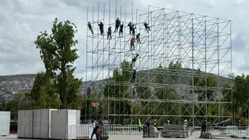 Comienza instalación del escenario para fiestas patrias en Plaza Juárez