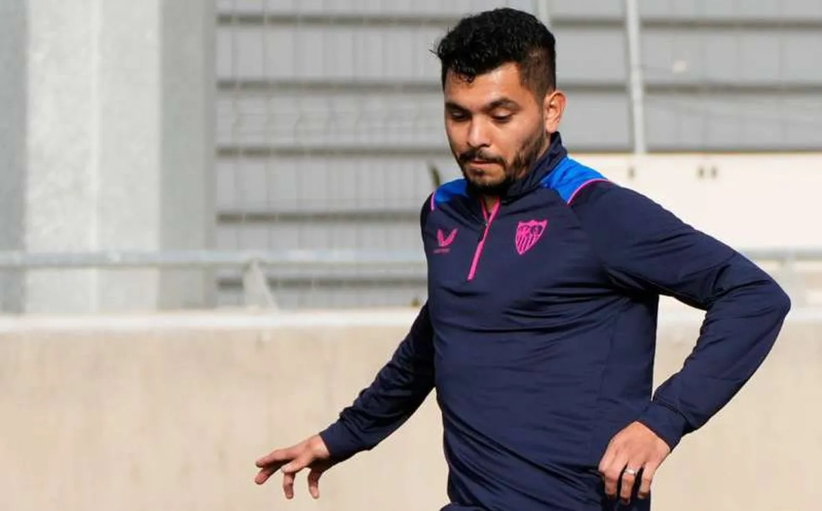 “Tecatito” Corona vuelve a entrenar con el Sevilla tras lesión