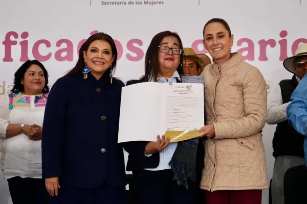 Claudia Sheinbaum entrega documentos agrarios a mujeres