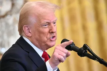 Anuncia Trump aranceles del 25% a todos los autos que se exporten a EU a partir del 2 de abril