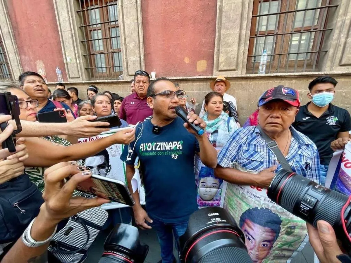 Concluye reunión de AMLO con padres de los 43; piden “puente” con Sheinbaum