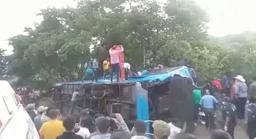 VIDEOS| Volcadura de autobús deja nueve muertos y una veintena de heridos en Chiapas