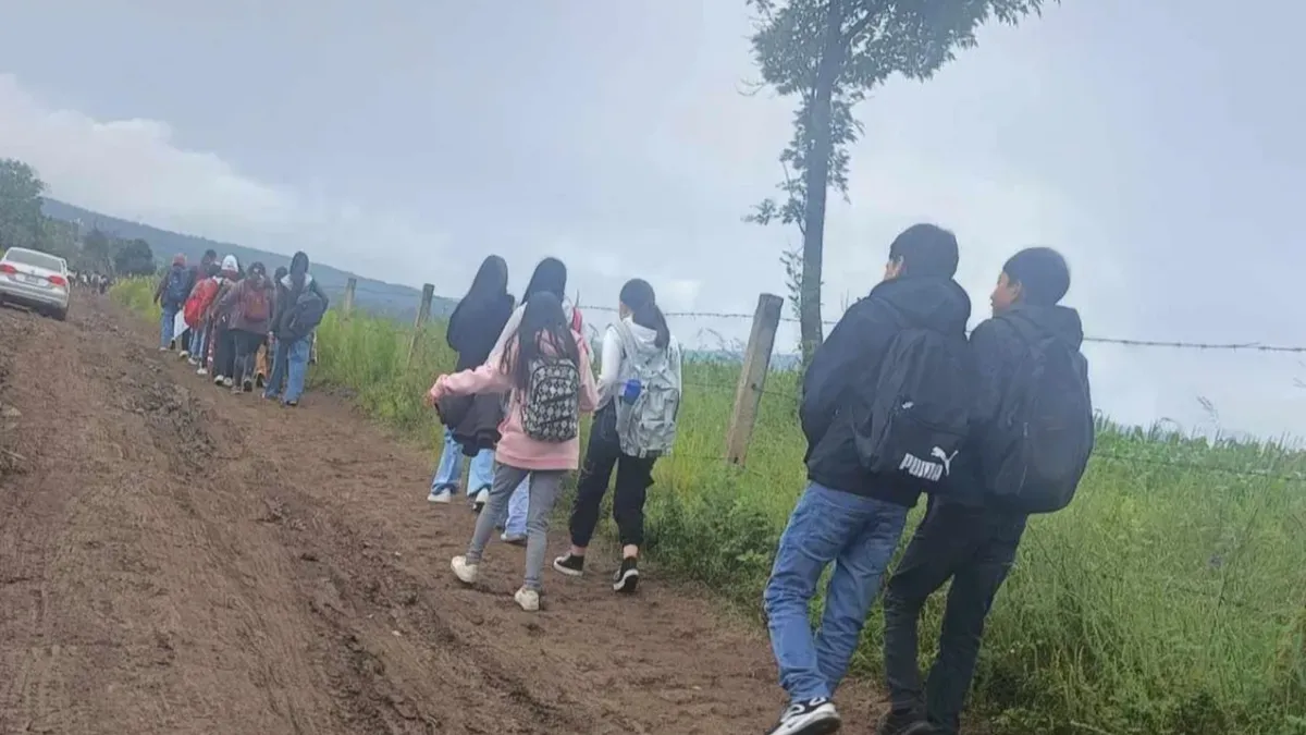 Camino al CBTis 287 intransitable por lodo.