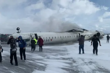 Accidente aéreo en el aeropuerto de Toronto: avión de Delta Airlines se voltea en la pista