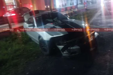 Accidente en la México-Pachuca: lujoso auto choca contra barra de contención