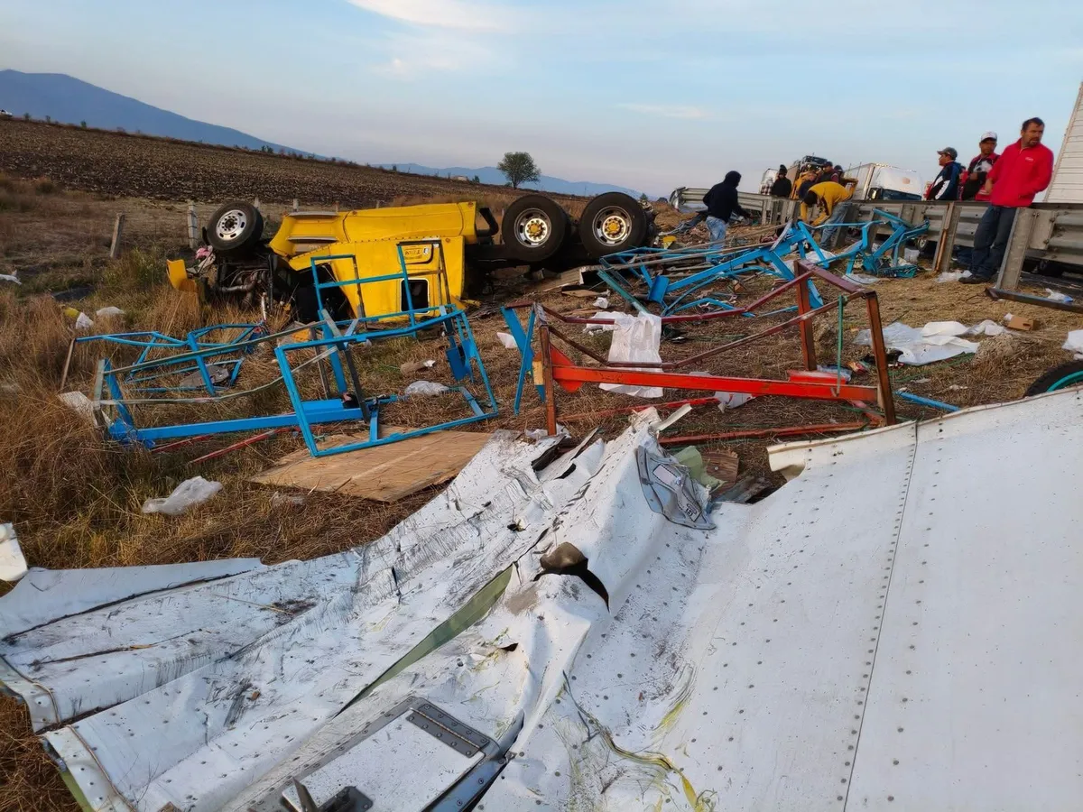 Accidente en autopista Arco Norte: camión con motocicletas fue desvalijado tras un percance