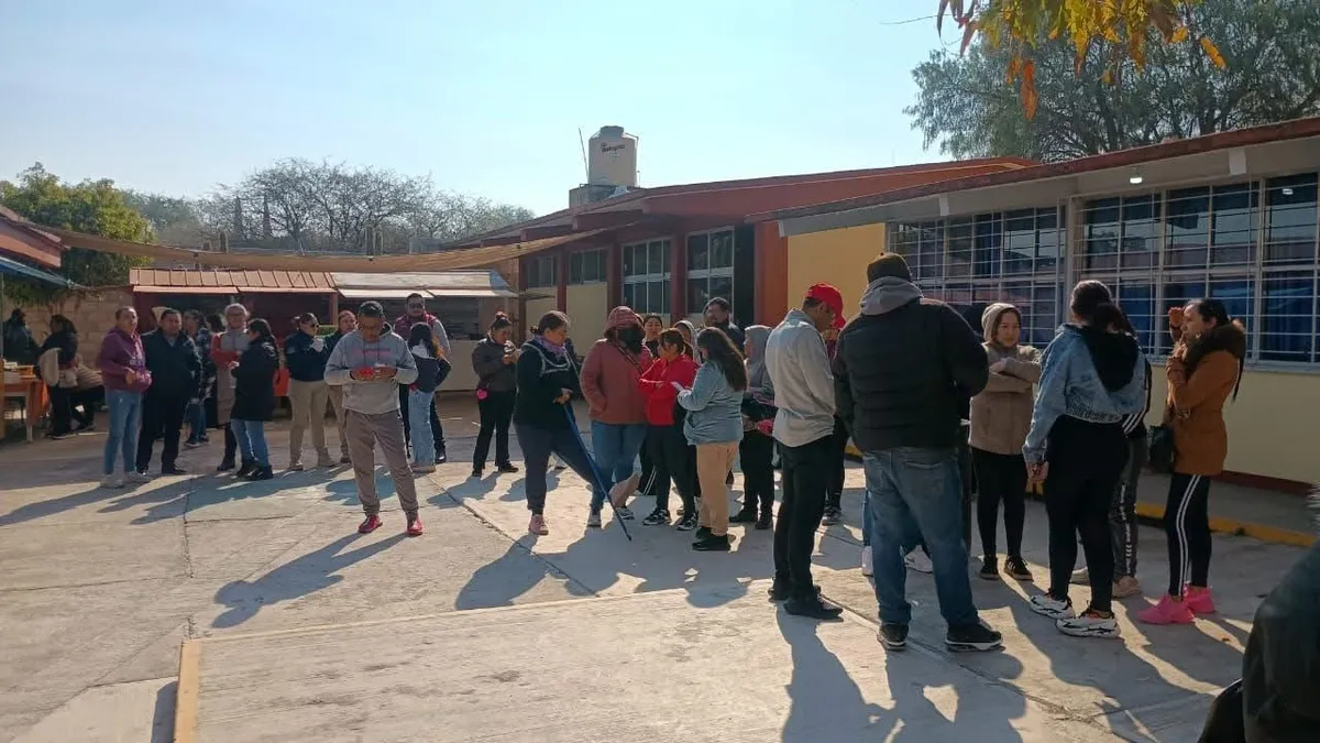 Exterior de secundaria Gregorio Torres Quintero durante reunión con padres.