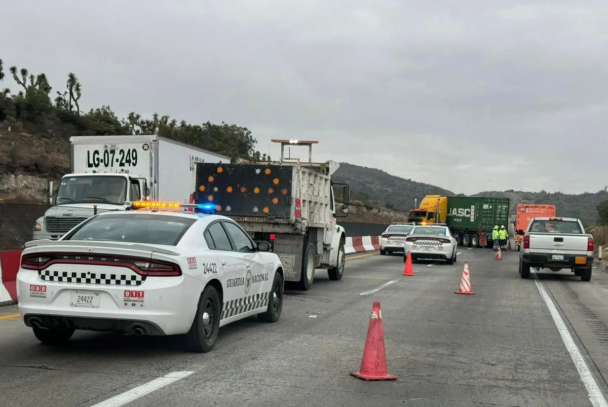 Autopista Arco Norte: tractocamión vuelca y paraliza carretera