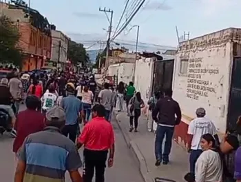 Vecinos de Mixquiahuala irrumpen en presunta casa de delincuentes y queman objetos tras ola de robos