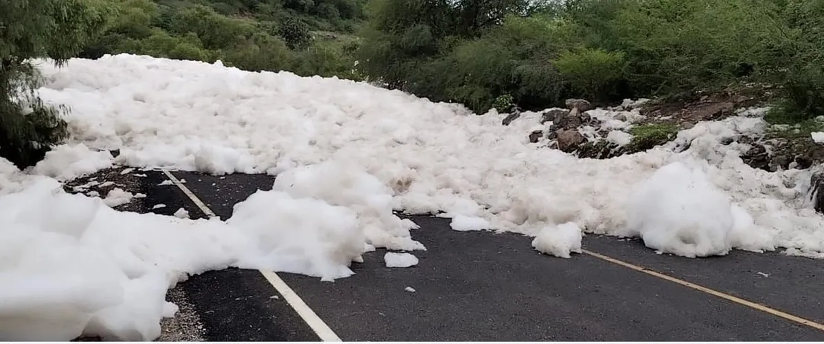 Espuma tóxica cubre carretera en Alfajayucan; tardan 36 horas en iniciar limpieza