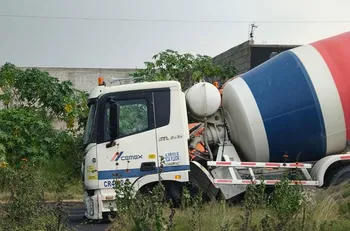Tractocamión choca contra revolvedora de Cemex en Tula-Tlahuelilpan