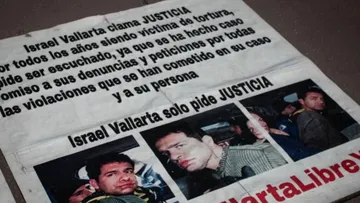 Mantas con la fotografía de Israel Vallarta que formaban parte de un plantón en el Zócalo de la CDMX realizado por su esposa, Mary Sainz. Foto Cuartoscuro / Archivo