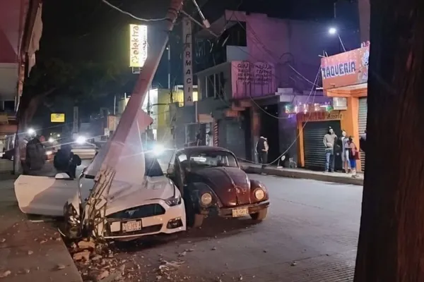 Choque nocturno genera apagón y daños materiales en Tezontepec; autoridades confirman saldo blanco.