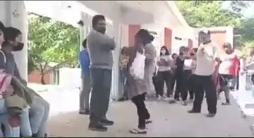 VIDEO | Mamá cachetea a profesor por no dejar que alumna coma en el salón