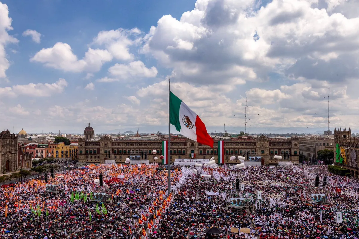 Claudia Sheinbaum durante su discurso en el Zócalo capitalino ante miles de asistentes.