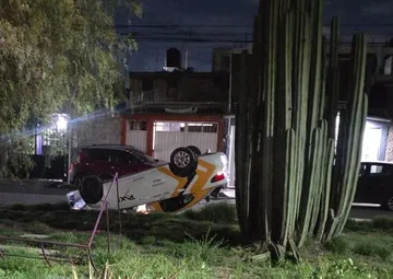 Taxi colectivo vuelca en Tizayuca; vecinos denuncian exceso de velocidad y presencia de unidades pirata