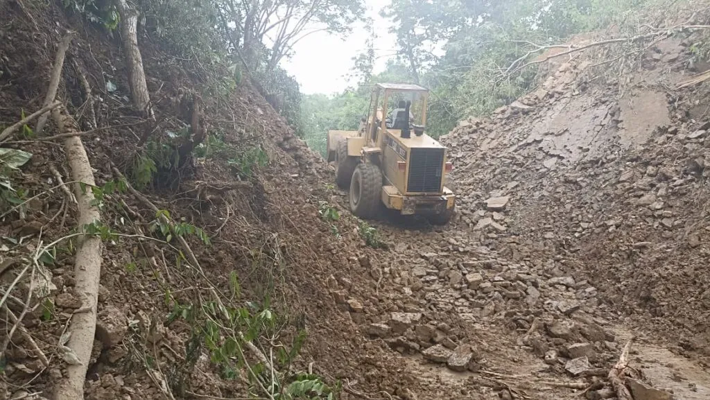 Continúan trabajos para la apertura de caminos en 43 municipios de Hidalgo afectados por lluvias