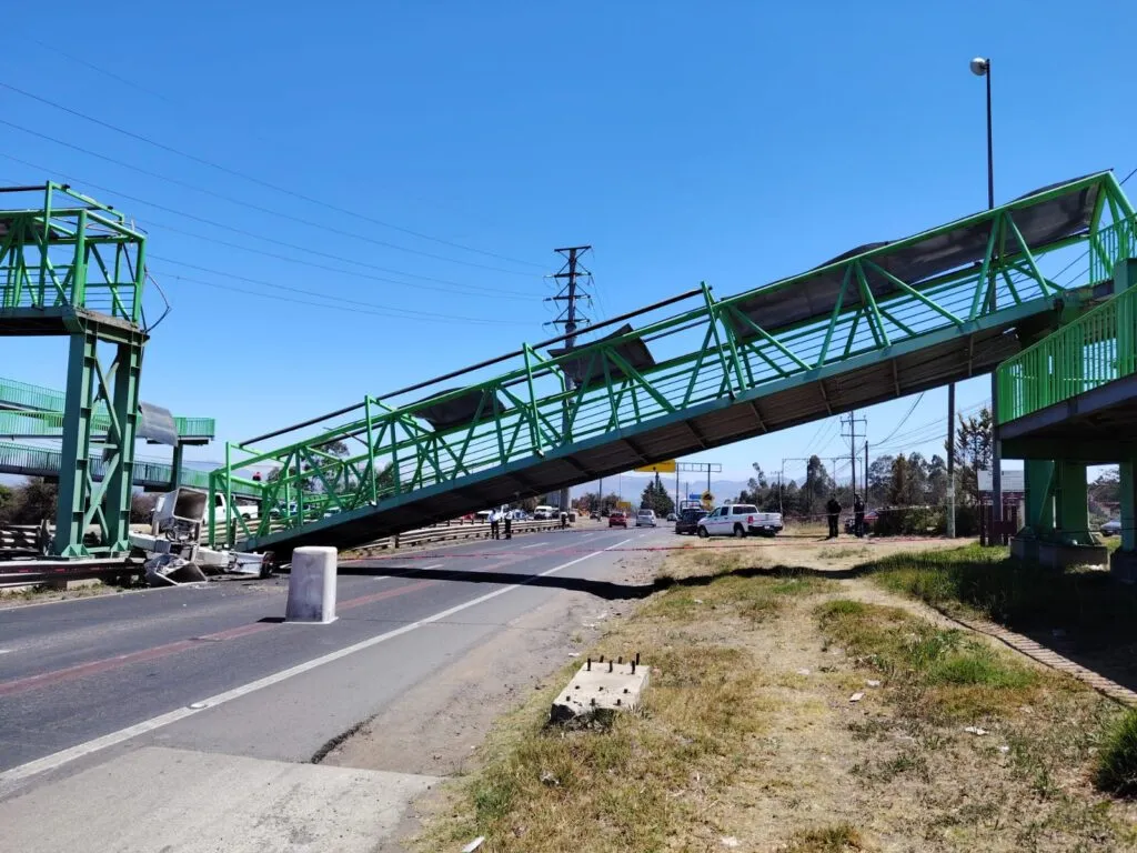 Grúa derriba parte de puente peatonal frente al Hospital General de Tulancingo