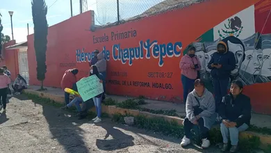 Conflicto entre padres y extesorera desata protesta en primaria de Mineral de la Reforma