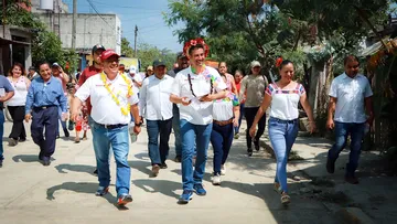 Daniel Andrade recorre colonias de Huejutla