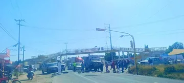 Bloquean carretera México-Laredo a la altura de San Salvador, acusan incumplimiento de la Conagua