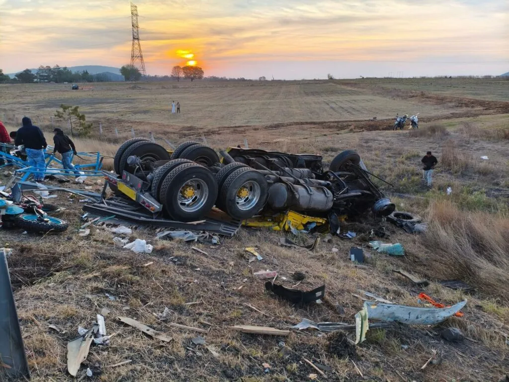 Accidente en autopista Arco Norte: camión con motocicletas fue desvalijado tras un percance