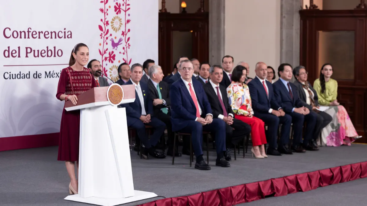 Sheinbaum confirma acuerdo con gasolineros para mantener el diésel en 27 pesos y evitar que suba a 35 por crisis internacional.