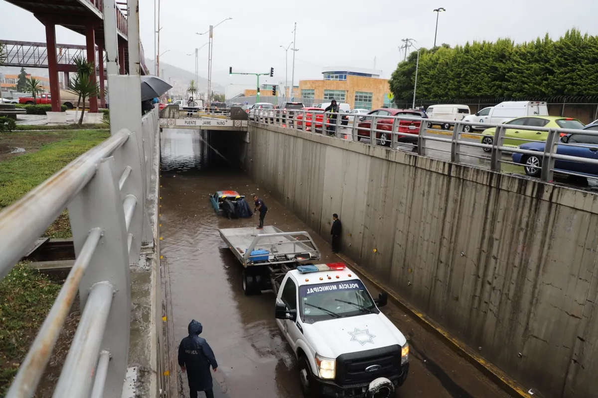 Caos en zona metropolitana de Pachuca por intensas lluvias