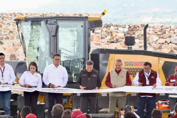 Julio Menchaca durante la entrega de maquinaria e infraestructura en Hidalgo.
