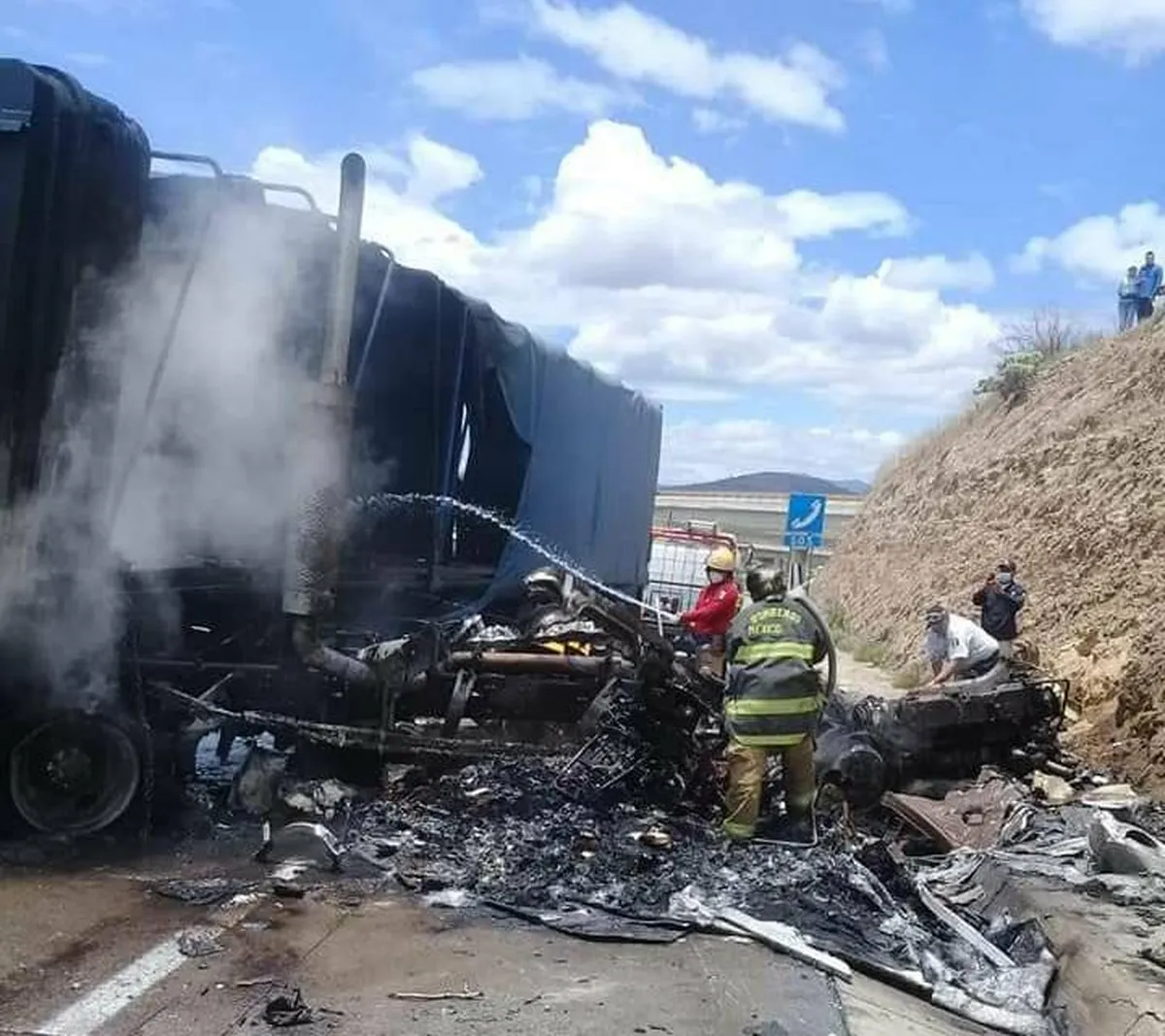 Fallece sujeto calcinado tras choque e incendio en el arco norte