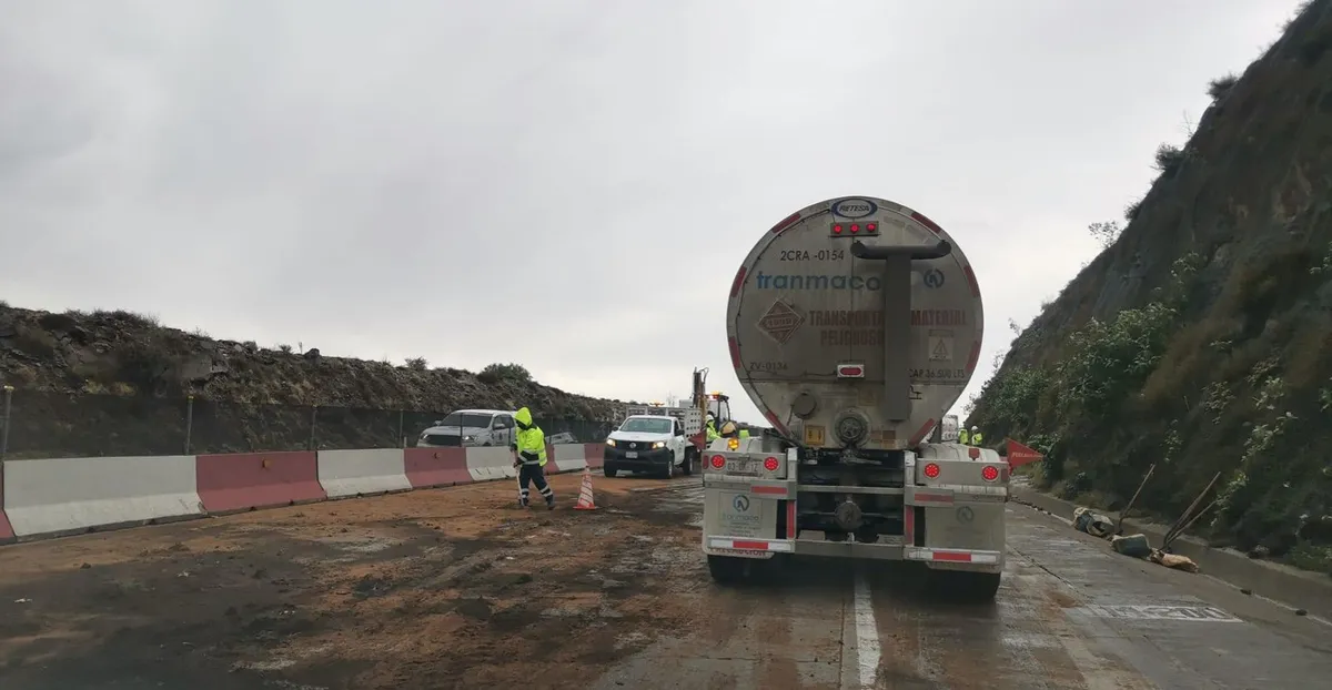 Lluvia y niebla provocan caos vial en la Autopista Arco Norte: varios vehículos accidentes