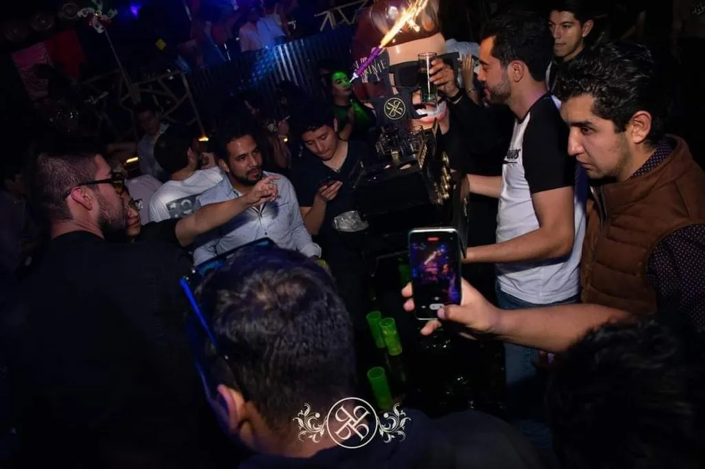 Esteban Rodríguez “líder” estudiantil de la UAEH es captado de antro mientras continúa el paro