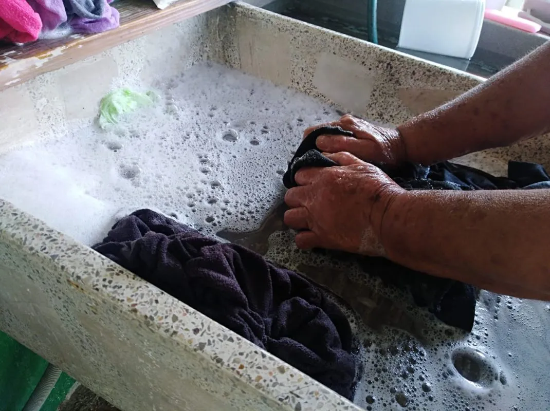 Mujeres sufren más la escasez del agua