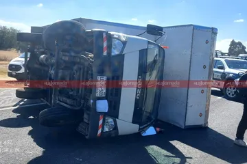 Camión de carga vuelca en la México-Pachuca y bloquea carriles. Conoce los detalles del incidente.