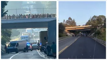 Vehículos detenidos por un bloqueo en la autopista México-Tuxpan, en Acaxochitlán.