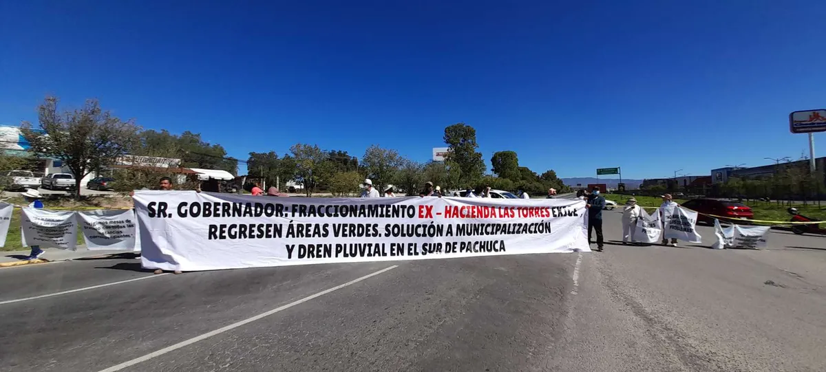 Tras 2 horas de bloqueo, acuerdan mesa de trabajo con fraccionamientos