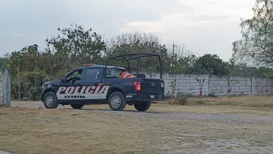 Policías estatales de Hidalgo realizan rondines de seguridad en panteones por Día de Muertos.