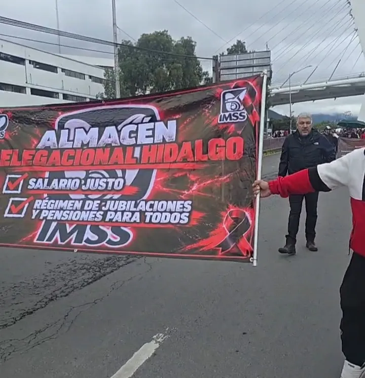 Continúan protestas de trabajadores del IMSS en Pachuca; instalan plantón y marchan
