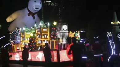 Expertos señalan que las caravanas navideñas usan símbolos festivos para promover consumo entre menores, pese a acuerdos vigentes. Esto fue lo que revelaron.