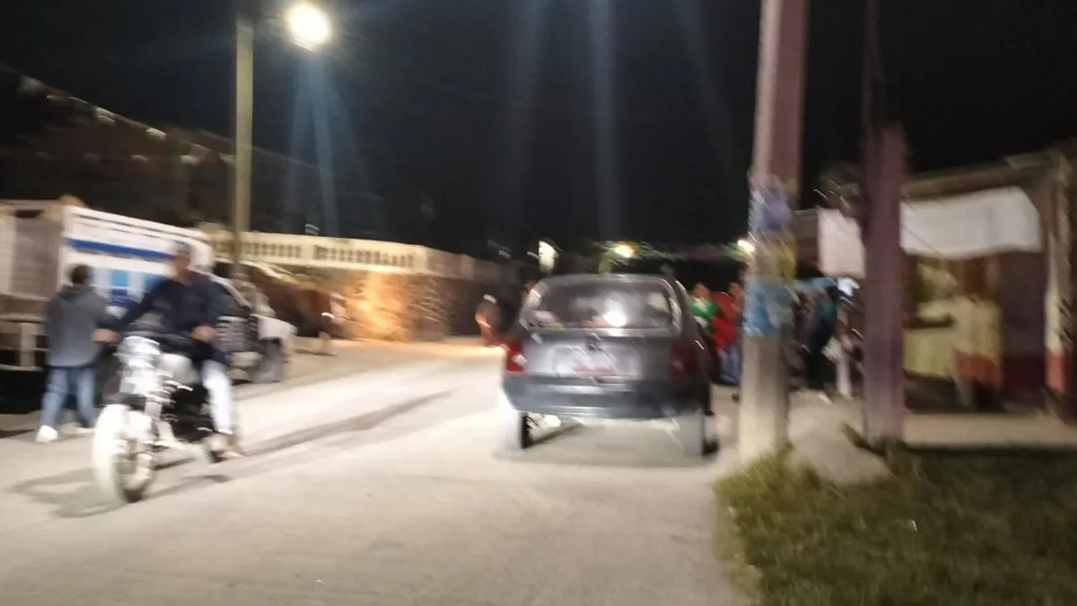 Vecinos retienen a presuntos ladrones en Santa Ana Azcapotzaltongo.